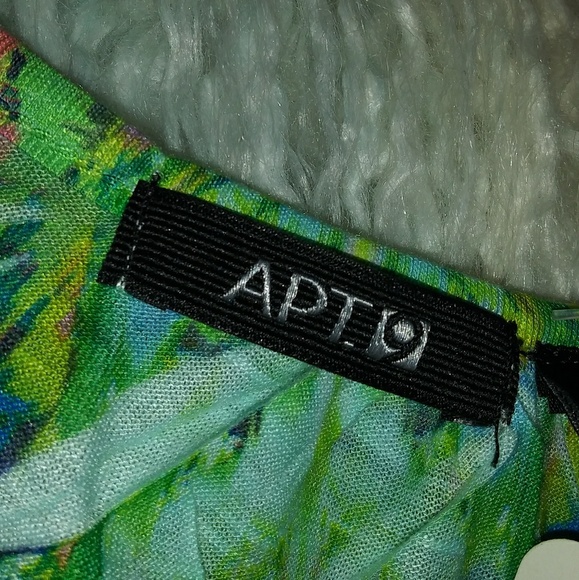 Woman's shirt - Picture 3 of 3